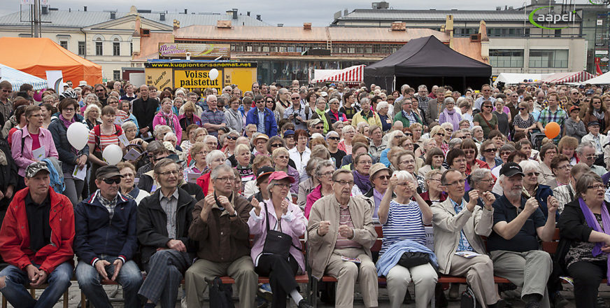 Kirkkokansa Kuopion torilla Kirkkopäivillä 2013.