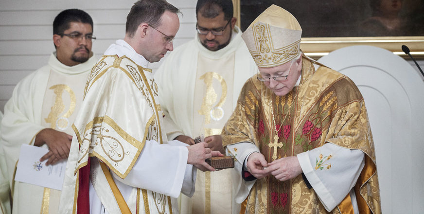 Piispa Teemu Sippo SCJ asetti pyhän Joosefin kirkon vihkimisen yhteydessä 3.5.2014 alttariin juureen pyhän Olavin, pyhän Jean Marie Vianneyn ja pyhän Jeesuslapsen Teresan reliikit. Kuvassa vasemmalta Neokatekumenaalisen tien papit, pyhän Olavin seurakunnan kappalainen, isä Oscar Sinchi ja kirkkoherra, isä Francisco Garcia, piispa Teemu Sippo SCJ ja häntä avustamassa silloinen diakoni, nykyinen hiippakuntapappi isä Anders Hamberg.