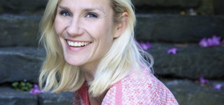 Näyttelijä, laulaja Laura Malmivaara.