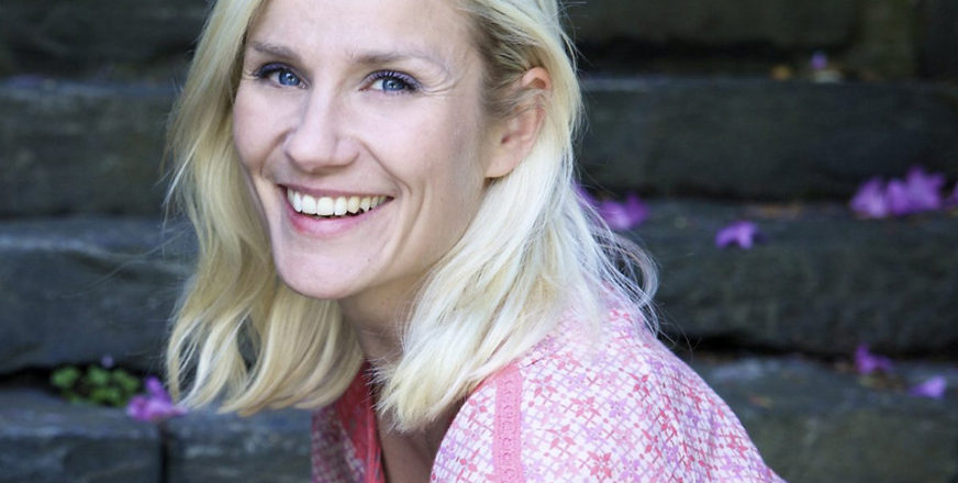 Näyttelijä, laulaja Laura Malmivaara.