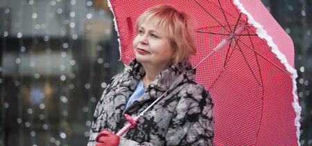 Leila Savolainen pitää punaista sateenvarjoa.