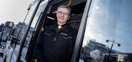 Kuvassa bussin kuljettaja Seppo Luttinen.