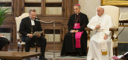 Piispa Jari Jolkkonen esitteli ehdotuksensa uuden ekumeenisen asiakirjan valmistelusta paaville delegaation kanssa.