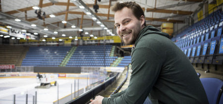 ”Aikoinaan SaiPassa pari vanhempaa pelaajaa otti minut siipiensä suojaan. KalPan kapteenina voin nyt itsekin toimia isähahmona nuoremmille”, Tommi Jokinen tuumaa.  