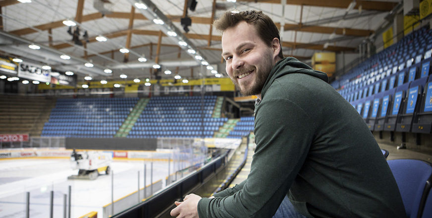 ”Aikoinaan SaiPassa pari vanhempaa pelaajaa otti minut siipiensä suojaan. KalPan kapteenina voin nyt itsekin toimia isähahmona nuoremmille”, Tommi Jokinen tuumaa.  