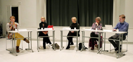 Rinnakkain pöytien äärellä istumassa vasemmalta lukien Kaisa Kantele, Marjaana Mikkonen, Minna Rytkönen, Eeva Heinonen ja Vesa Linnanmäki.