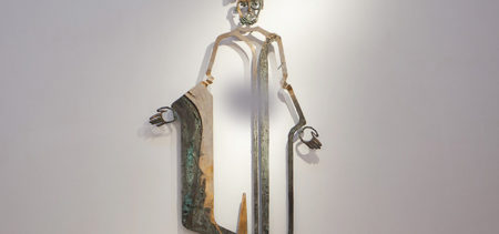 Kristusaiheinen metallinen taideteos, Puijon kirkon alttaritaulu.