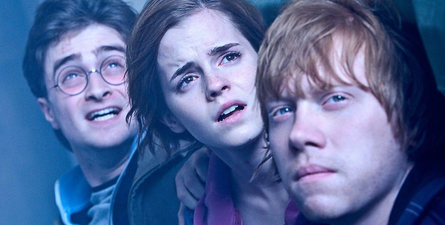 Harry Potter -näyttelijöitä kolme kasvoa lähikuvassa vakavilla, tarkkailevilla ilmeillä..