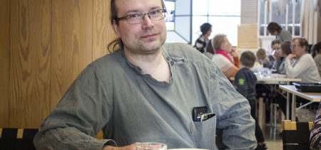 Timo Suominen istuu iltamessun puurobaaripöydässä. 