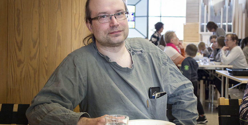 Timo Suominen istuu iltamessun puurobaaripöydässä. 