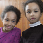 Salma ja Emilia Turunen osallistuvat äitinsä kanssa usein seurakunnan tapahtumiin.