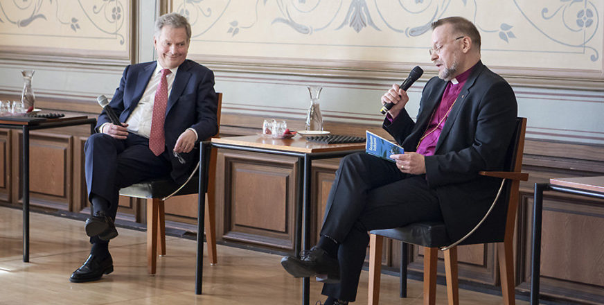 Presidentti Sauli Niinistö ja piispa Jari Jolkkonen keskustelevat.