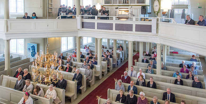820-paikkainen Tuusniemen kirkko on valmistunut 21.8.1989.