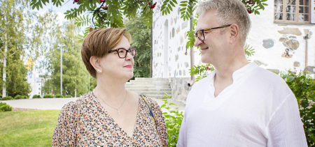 Kati ja Sakari Häkkinen seisomassa Kuopion tuomiokirkon pihalla.
