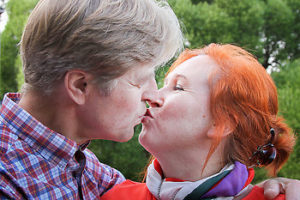 Janne ja Mallu Kasurinen pussaavat.