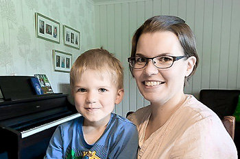 Miko ja Sonja Honkala pianon ääressä.