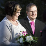”Vihdoin ja viimein!” Mari ja Manuel Ukkonen avioituivat Hääyössä, jossa yhdistyivät helppous ja juhlavuus.