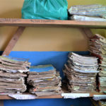 Oppikirjat on hankittu kuopiolaisten lahjoittamalla rahalla. Samoja kirjoja käytetään vuodesta toiseen, eivätkä lapset saa viedä niitä kotiinsa. Kuva: Katja Hedberg