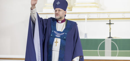 Piispa Jari Jolkkonen siunaa Kuopion Tuomiokirkossa.
