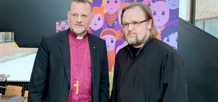 Piispa Jari Jolkkonen ja professori Serafim Seppälä.