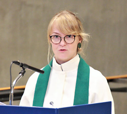 Meri-Anna Hintsala Alavan kirkon saarnastuolissa.