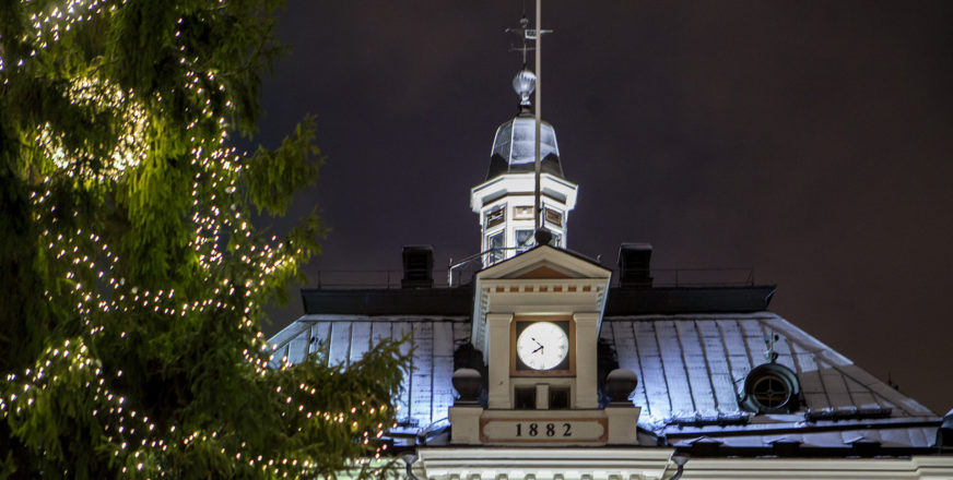 Taustalla Kuopion kaupungintalo. Etualalla torille pystytetty joulukuusi, jossa on valot. Kuva: Tuija Hyttinen.