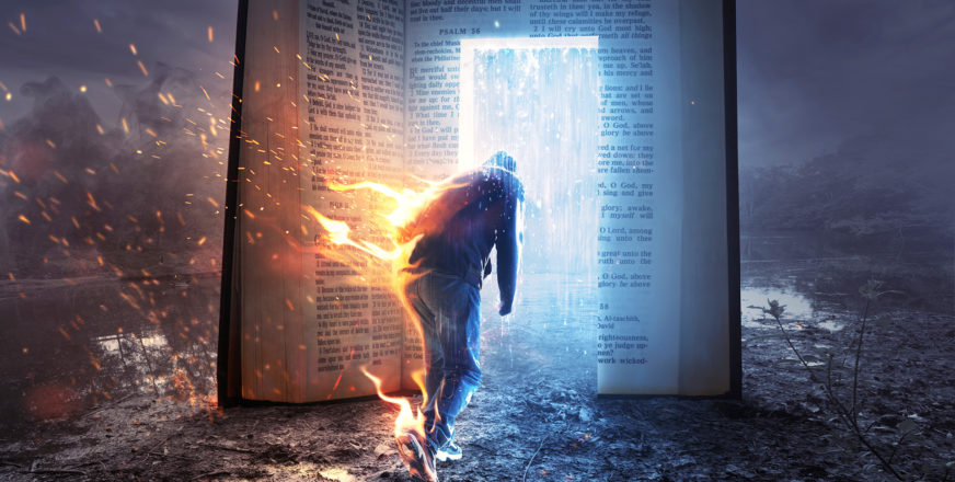 Kuvituskuva. Mies kävelee selkä tulessa kohti Raamattua, jonka takana näkyy vesisade.