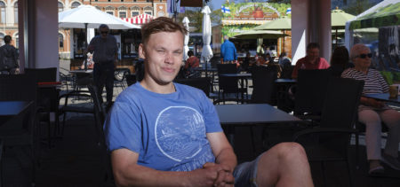 Johannes Teppo istuu Kuopion torin kahvilassa.
