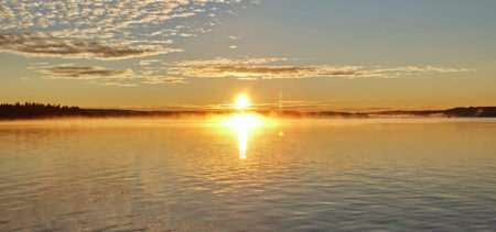 Auringonlasku järven taa.