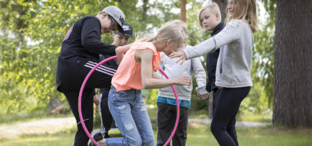 Ulkona leikkiviä lapsia