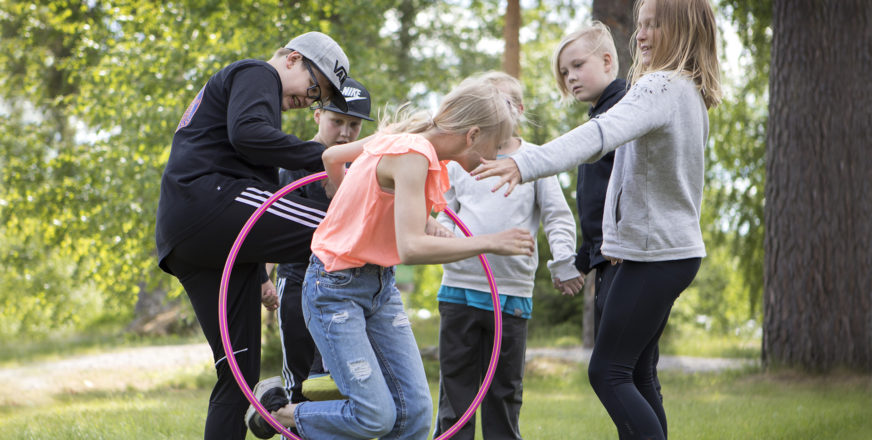 Ulkona leikkiviä lapsia