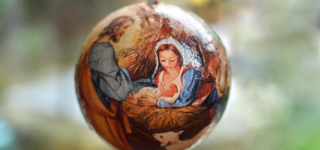 Joulukoristepallo, jossa Maria, Jeesus-lapsi, paimen ja lammas.