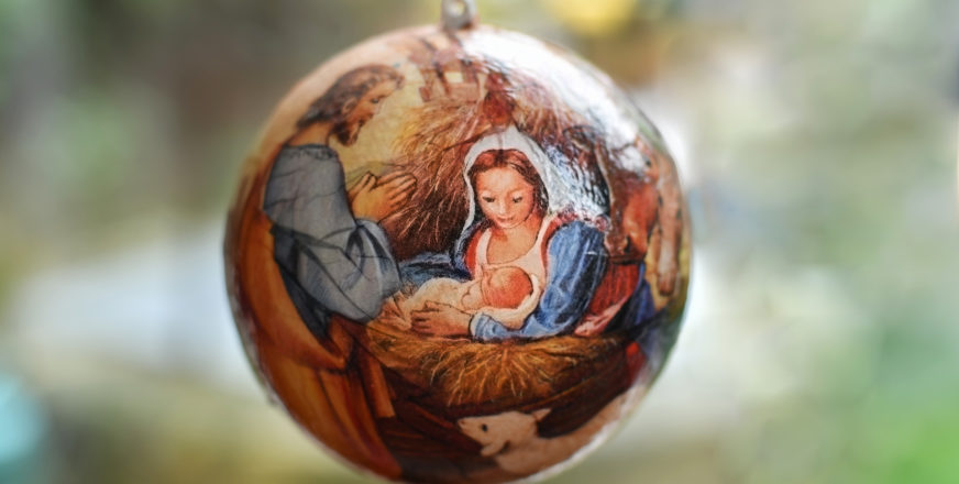 Joulukoristepallo, jossa Maria, Jeesus-lapsi, paimen ja lammas.