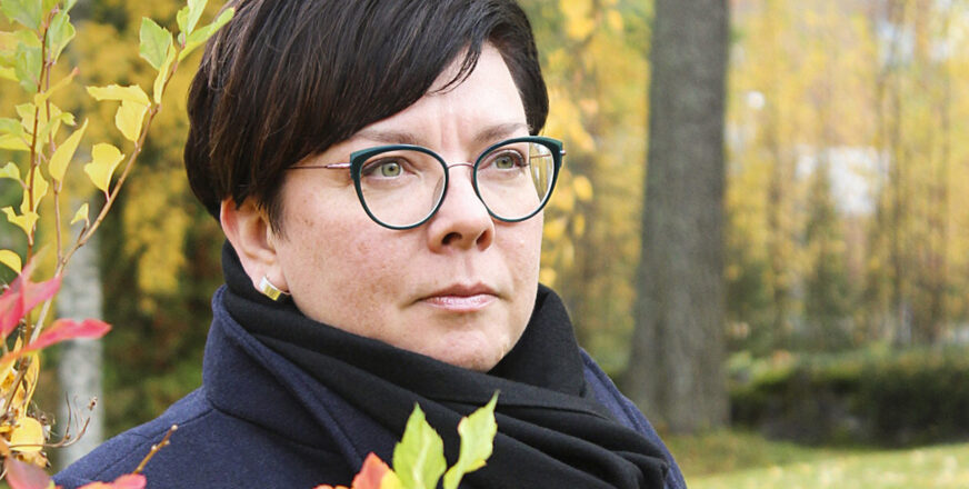 Siilinjärven talousjohtaja Anu Kopponen katsoo kaukaisuuteen syksyisellä pihalla
