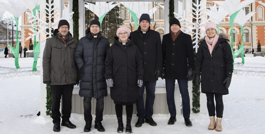 Kirkkoherrat rivissä talvisella Kuopion torilla.