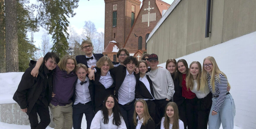 Joukko nuoria Siilinjärven kirkon edustalla