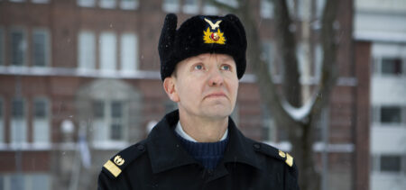 Sotilaspastori Petteri Hämäläinen virka-univormussaan ulkona