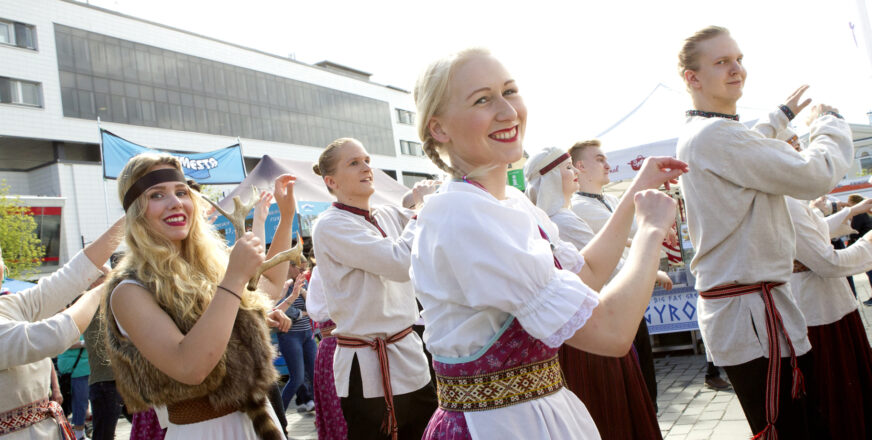 Tanssijoita kansallispuvuissa Kuopion torilla