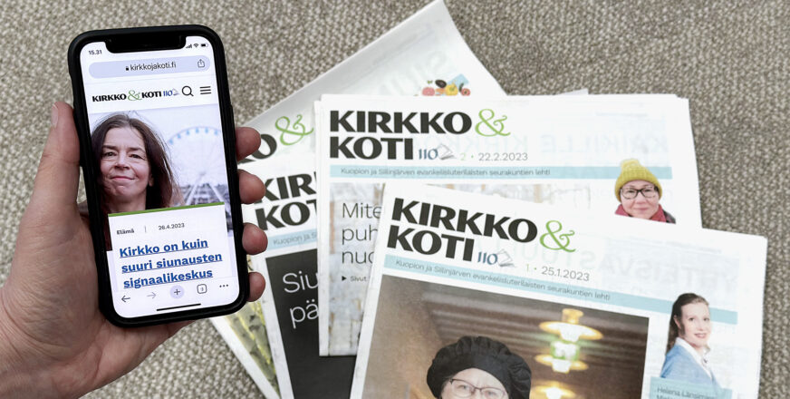 Painettuja Kirkko ja koti -lehtiä viuhkan muodossa, ja kännykässä avoimena Kirkko ja koti -verkkolehden etusivu.