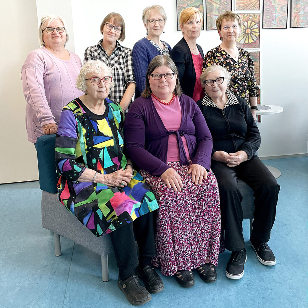 Ryhmäkuvassa kahdeksan eläkkeellä oleva Siilinjärven seurakunnan lastenohjaajaa