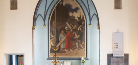 Alttaritaulu Nilsiän kirkosta. Taulussa kuvattu Jeesus kantamassa ristiä.