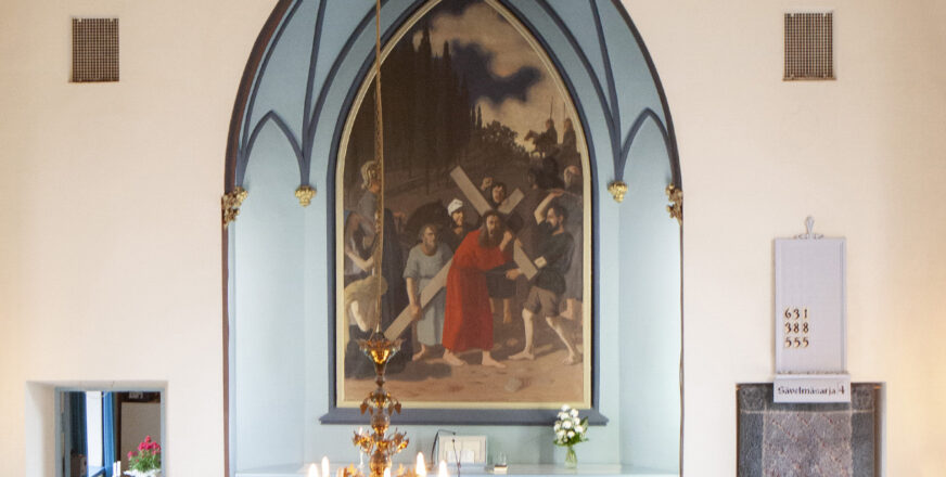 Alttaritaulu Nilsiän kirkosta. Taulussa kuvattu Jeesus kantamassa ristiä.