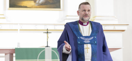 Piispa Jari Jolkkonen alttarilla pitämässä messua