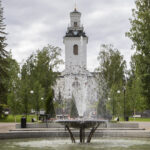 Kuopion tuomiokirkko, kuvan etualalla Snellmanin puiston suihkulähde.