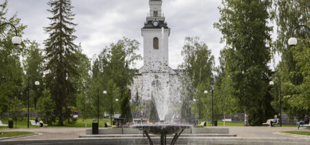 Kuopion tuomiokirkko, kuvan etualalla Snellmanin puiston suihkulähde.