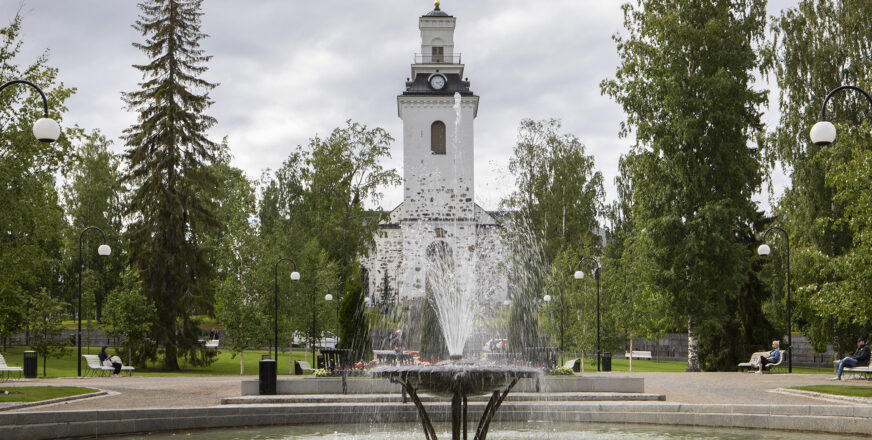 Kuopion tuomiokirkko, kuvan etualalla Snellmanin puiston suihkulähde.
