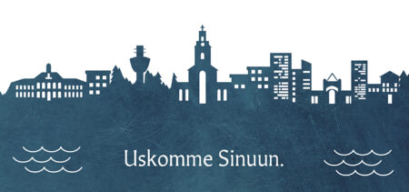 graafisesti sinisellä värillä toteutettu siluetti Kuopion kaupungista tuomiokirkkoineen, kaupungintaloineen ja Puijon torneineen