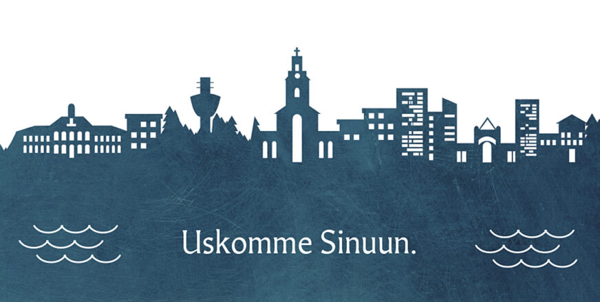 graafisesti sinisellä värillä toteutettu siluetti Kuopion kaupungista tuomiokirkkoineen, kaupungintaloineen ja Puijon torneineen