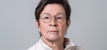 kasvokuva Leena Räsäsestä: tummat lyhyet hiukset ja silmälasit