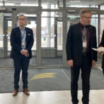 Piispa ja Savon Ammattiopiston delegaatio sisääntuloaulassa.